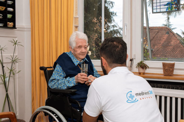 Spitex Behandlungspflege bei Mednest24 – Pflegefachperson mit Klientin zuhause